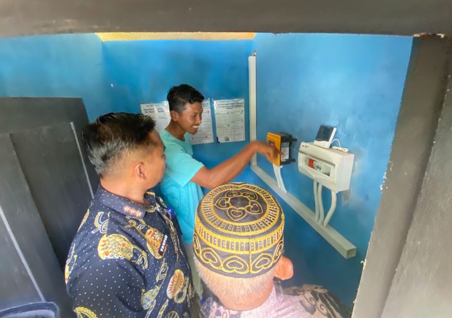 Camat Ngadirojo meninjau sistem monitoring IoT dan instalasi pompa air tenaga surya di Ngadirojo Pacitan.