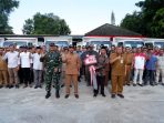 Bupati Pacitan Indrata Nurbayu Aji menyerahkan kunci truk Mitsubishi Fuso Canter kepada pengurus KDKMP di Kodim 0801 Pacitan.