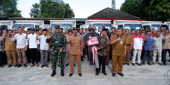 Bupati Pacitan Indrata Nurbayu Aji menyerahkan kunci truk Mitsubishi Fuso Canter kepada pengurus KDKMP di Kodim 0801 Pacitan.