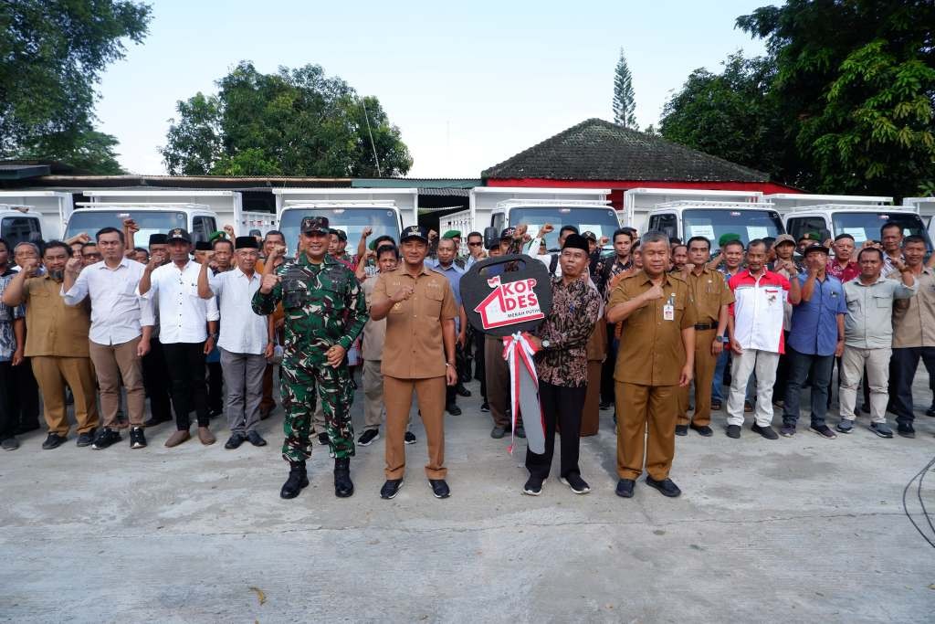 Bupati Pacitan Indrata Nurbayu Aji menyerahkan kunci truk Mitsubishi Fuso Canter kepada pengurus KDKMP di Kodim 0801 Pacitan.