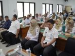 Wakil Bupati Pacitan Gagarin Sumrambah menyerahkan SK pensiun kepada perwakilan PNS di Aula BKPSDM Pacitan.