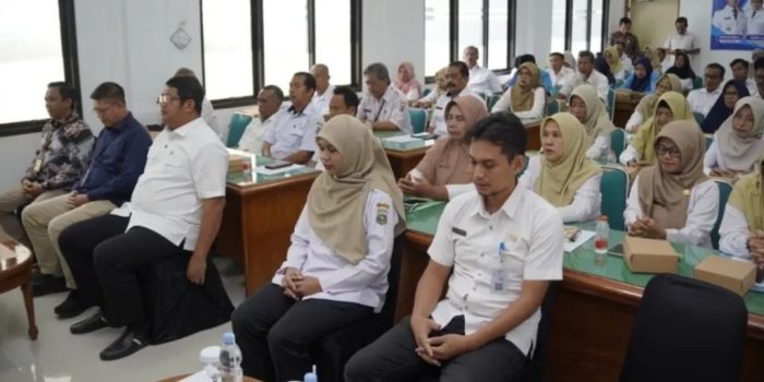 Wakil Bupati Pacitan Gagarin Sumrambah menyerahkan SK pensiun kepada perwakilan PNS di Aula BKPSDM Pacitan.
