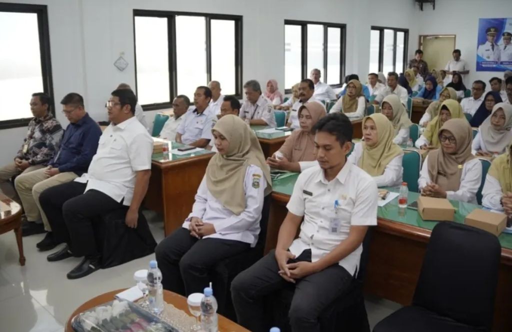 Wakil Bupati Pacitan Gagarin Sumrambah menyerahkan SK pensiun kepada perwakilan PNS di Aula BKPSDM Pacitan.