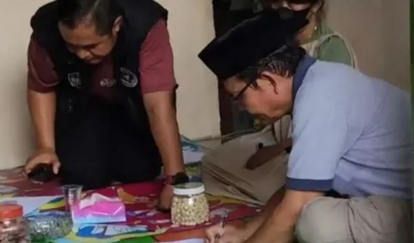 Pertemuan keluarga Aipda RD dan keluarga korban kecelakaan Diva Tri Herianto di Brebes untuk kesepakatan damai.