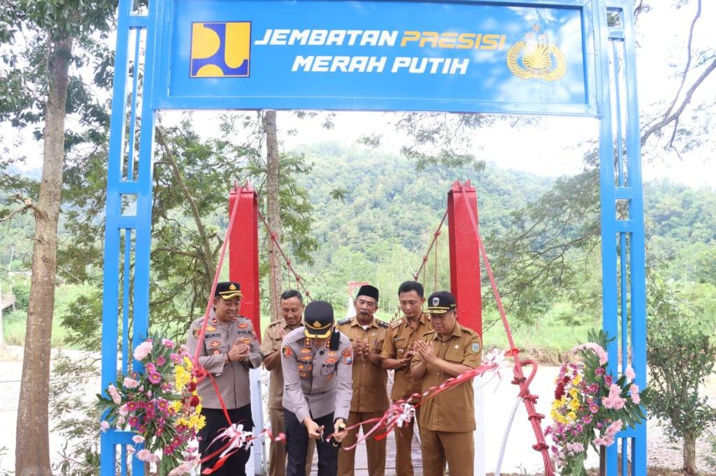 Kapolres Pacitan AKBP Ayub Diponegoro Azhar memotong pita saat meresmikan Jembatan Presisi Merah Putih di Desa Mangunharjo, Arjosari.