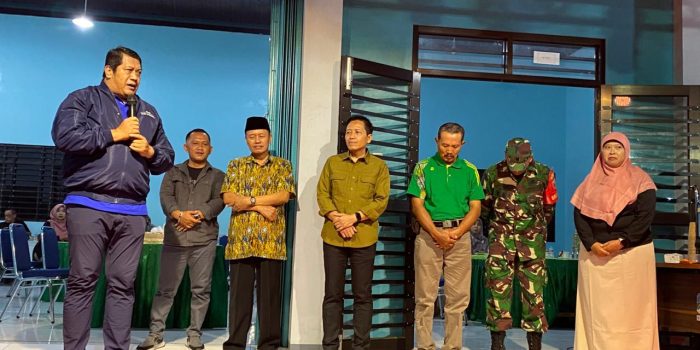 Wakil Bupati Pacitan Gagarin memberikan sambutan saat peresmian lapangan bola voli baru di SMKN 1 Sudimoro.