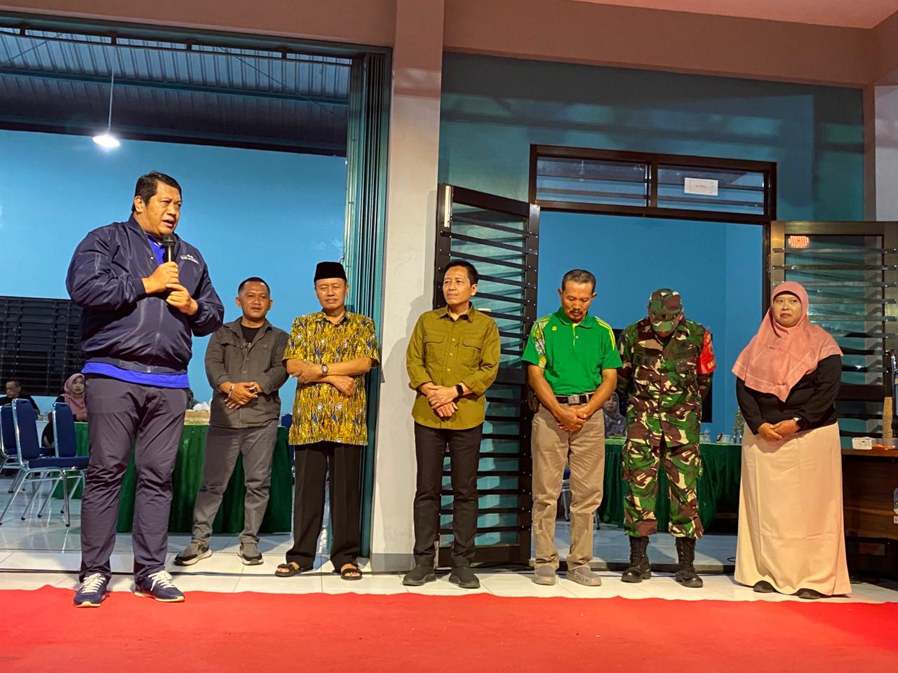 Wakil Bupati Pacitan Gagarin memberikan sambutan saat peresmian lapangan bola voli baru di SMKN 1 Sudimoro.