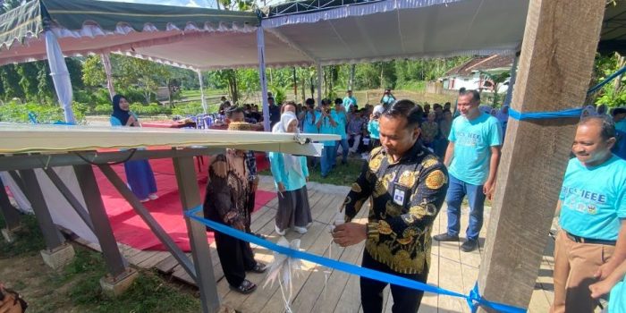 Camat Ngadirojo M. Taufik Effendi memotong pita peresmian pompa air tenaga surya berbasis IoT di Desa Cokrokembang Pacitan.