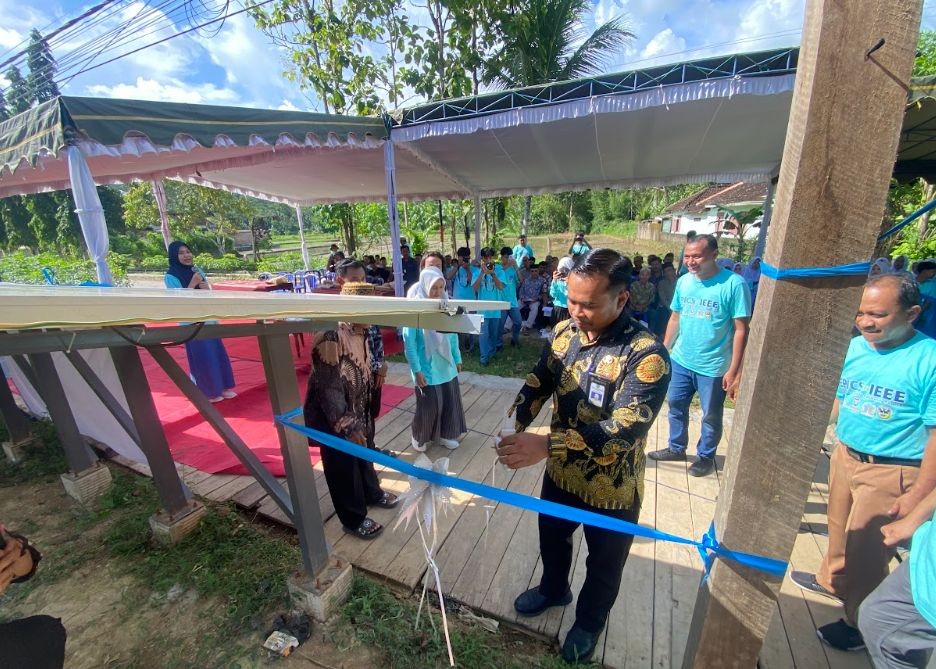 Camat Ngadirojo M. Taufik Effendi memotong pita peresmian pompa air tenaga surya berbasis IoT di Desa Cokrokembang Pacitan.