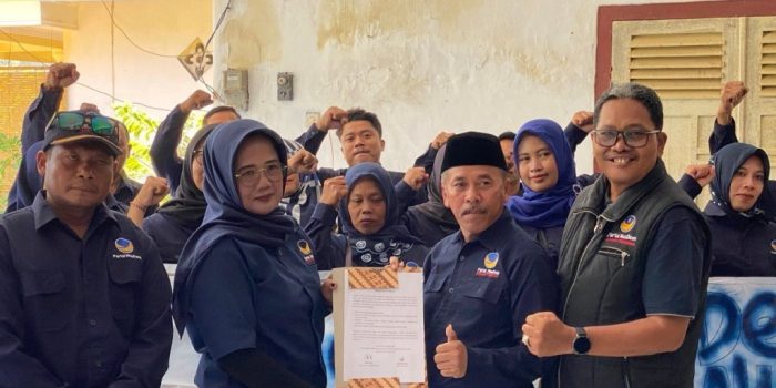 Pengurus DPD Partai NasDem Pacitan saat menyampaikan pernyataan sikap protes majalah nasional.