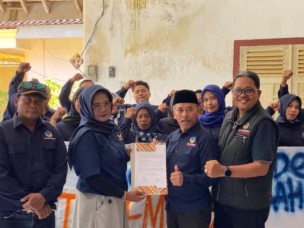 Pengurus DPD Partai NasDem Pacitan saat menyampaikan pernyataan sikap protes majalah nasional.