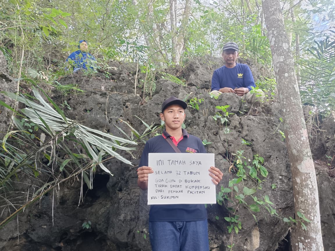 Pemandangan pintu masuk kawasan objek wisata Goa Gong di Pacitan yang sepi pengunjung.