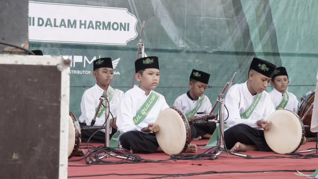 Peserta Festival Rebana Klasik di Syawalan Fest 2026 Pacitan tampil di Lapangan PETA.