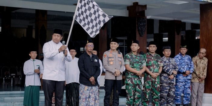 Wakil Bupati Pacitan Gagarin saat memberikan sambutan dan memberangkatkan Kirab Panji Negoro Haul KH Abdul Manan Dipomenggolo.
