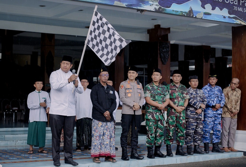 Wakil Bupati Pacitan Gagarin saat memberikan sambutan dan memberangkatkan Kirab Panji Negoro Haul KH Abdul Manan Dipomenggolo.