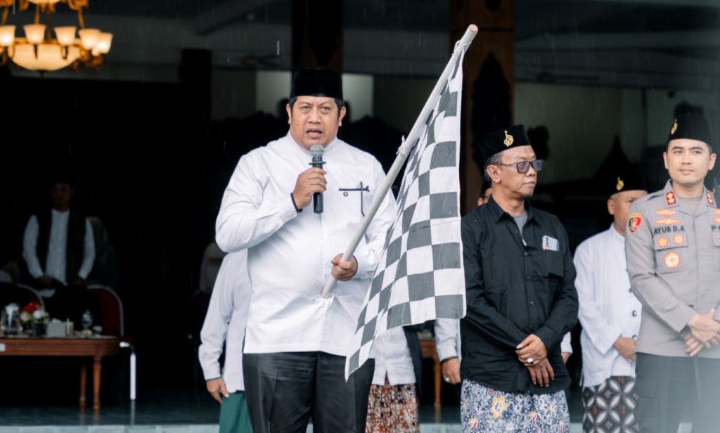 Wakil Bupati Pacitan Gagarin saat memberikan sambutan dan memberangkatkan Kirab Panji Negoro Haul KH Abdul Manan Dipomenggolo.