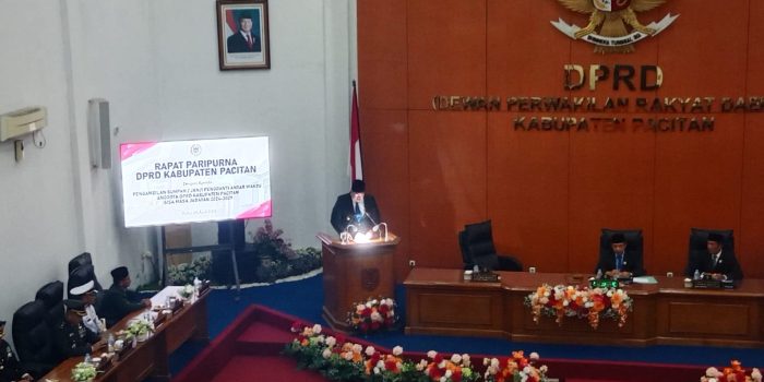 Wakil Bupati Pacitan Gagarin saat memberikan sambutan di Pelantikan PAW DPRD Pacitan.