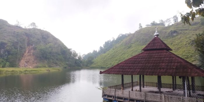 Wisatawan menikmati suasana Masjid Apung di Telogo Sono Pacitan yang asri dan tenang.