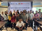 Peserta UMKM Sleman sedang mempraktikkan penggunaan aplikasi kasir digital Ragat POS di ponsel.