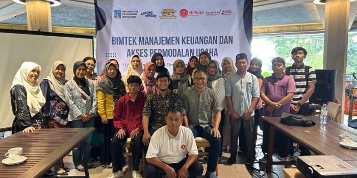 Peserta UMKM Sleman sedang mempraktikkan penggunaan aplikasi kasir digital Ragat POS di ponsel.