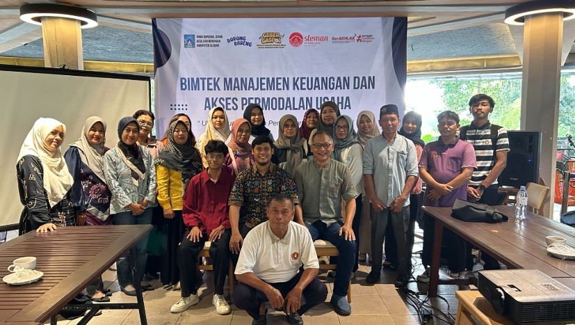 Peserta UMKM Sleman sedang mempraktikkan penggunaan aplikasi kasir digital Ragat POS di ponsel.