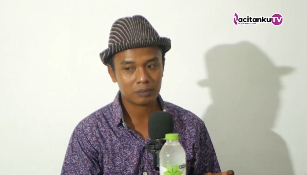 Foto Akip Pahala (Walothok Channel) saat menjadi narasumber di Podcast Pacitanku, didampingi pewawancara di sebuah studio dengan backdrop logo Podcast Pacitanku dan tahun 2022.