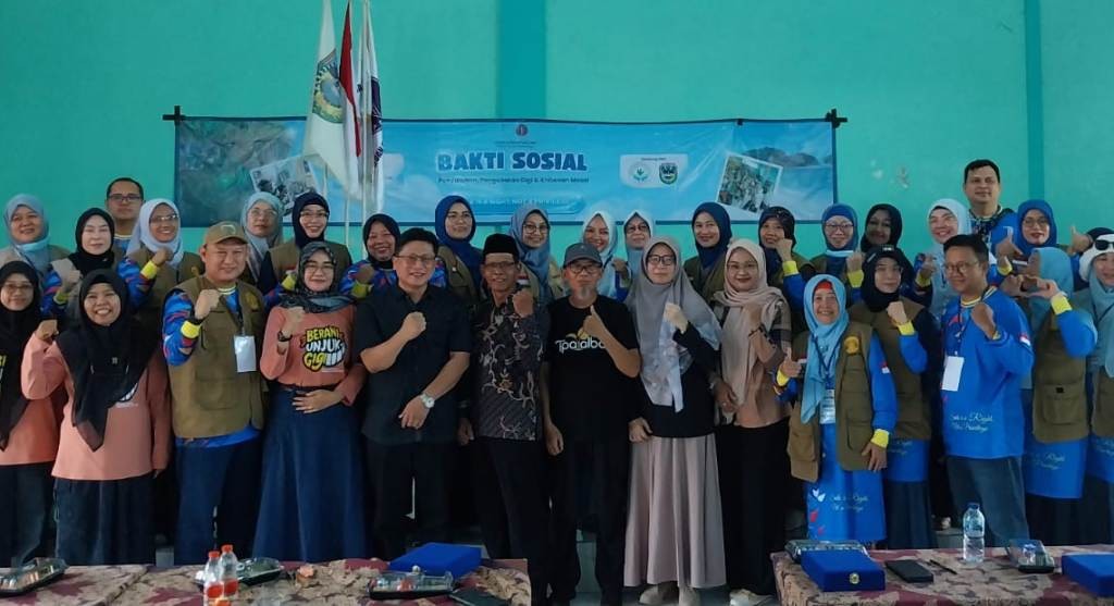 Ratusan warga Desa Poko, dari anak-anak hingga dewasa, secara bersama-sama melakukan gerakan menyikat gigi di bawah panduan para dokter spesialis.