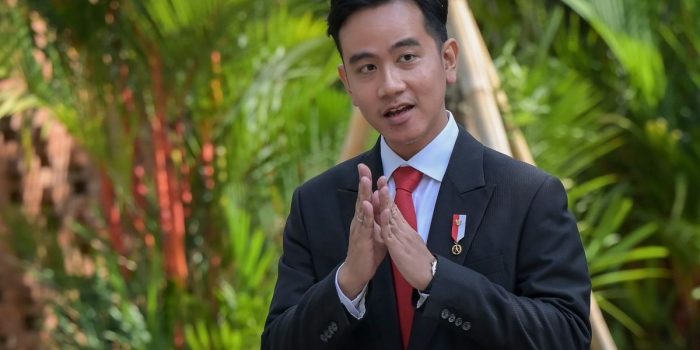 Foto resmi kenegaraan Wakil Presiden Republik Indonesia Gibran Rakabuming Raka mengenakan jas hitam.