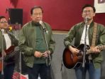 Presiden ke-6 RI SBY saat menyanyikan lagu Perasaan karya Koes Plus dalam kolaborasi bersama grup musik Neo Jibles.