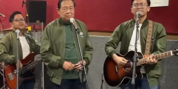 Presiden ke-6 RI SBY saat menyanyikan lagu Perasaan karya Koes Plus dalam kolaborasi bersama grup musik Neo Jibles.