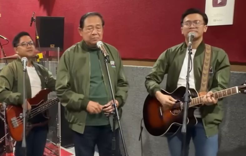 Presiden ke-6 RI SBY saat menyanyikan lagu Perasaan karya Koes Plus dalam kolaborasi bersama grup musik Neo Jibles.