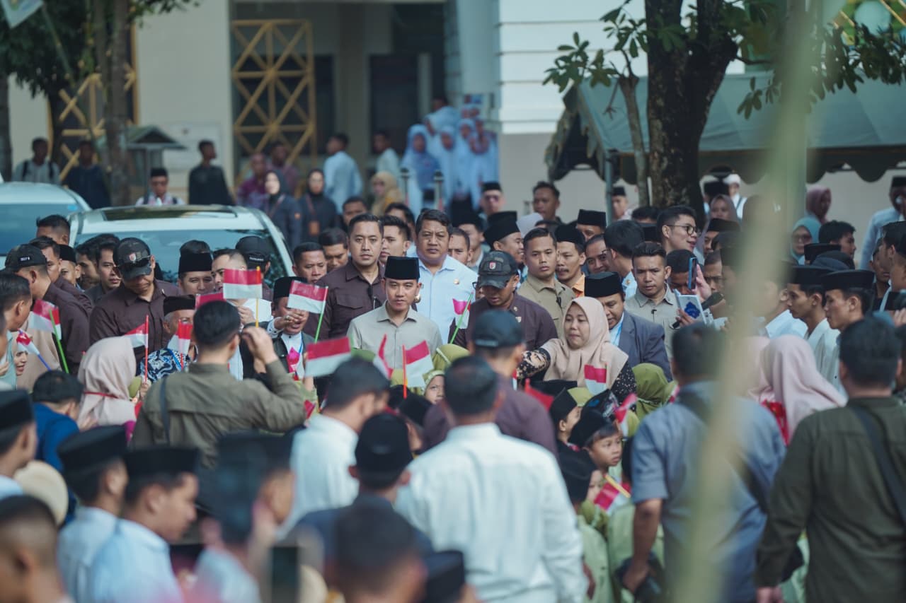 Suasana ribuan santri yang antusias menyambut kedatangan Wakil Presiden Gibran Rakabuming Raka di bawah tenda merah putih Pondok Tremas, Pacitan.