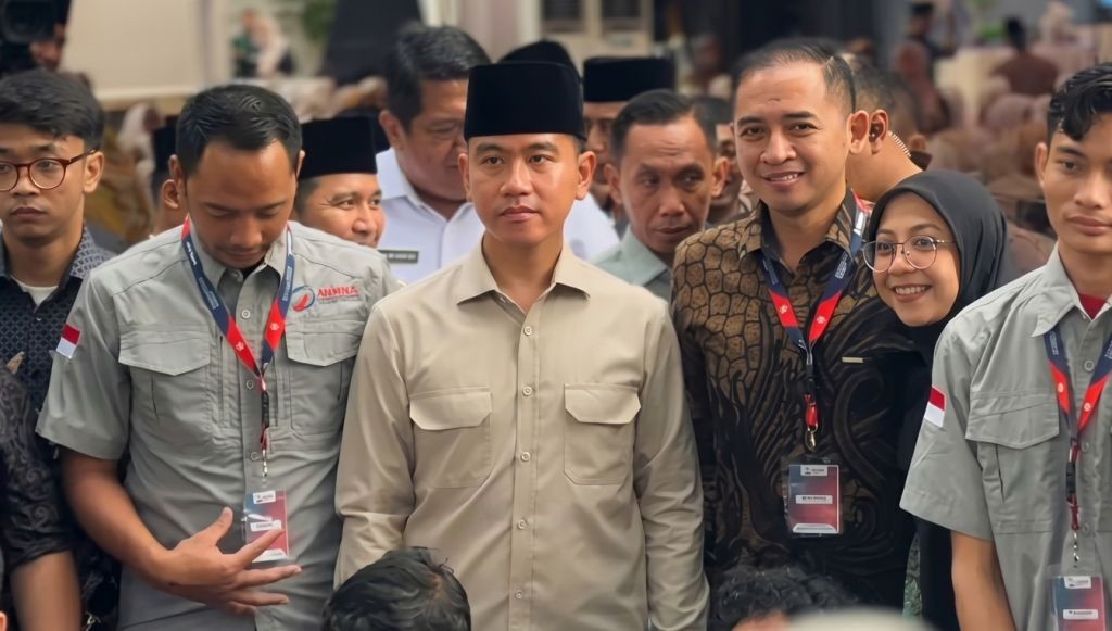 Wakil Presiden Gibran Rakabuming Raka berfoto bersama anggota tim inovator teknologi ARKAI di stan pameran AI Pondok Tremas Pacitan.