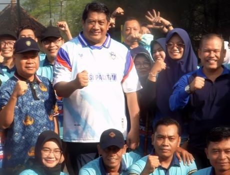 Wakil Bupati Pacitan Gagarin bersama jajaran OPD melakukan kerja bakti di Pantai Pancer Door.