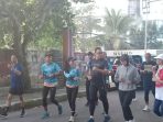 Wamendagri Bima Arya Sugiarto sedang trail run di pesisir Pantai Pacitan.