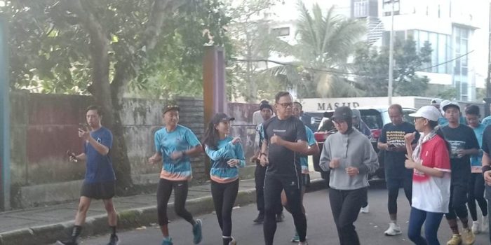 Wamendagri Bima Arya Sugiarto sedang trail run di pesisir Pantai Pacitan.