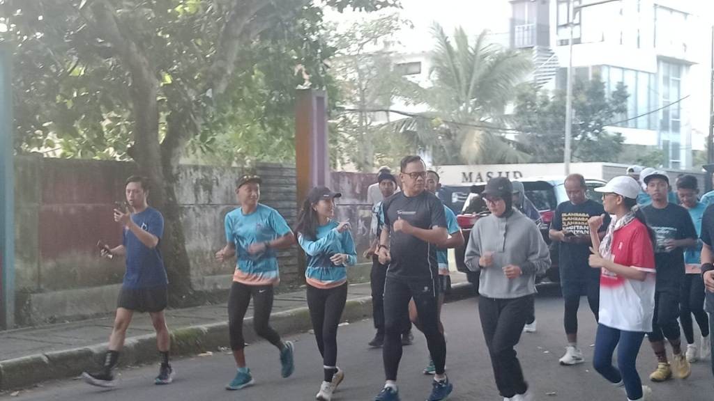Wamendagri Bima Arya Sugiarto sedang trail run di pesisir Pantai Pacitan.