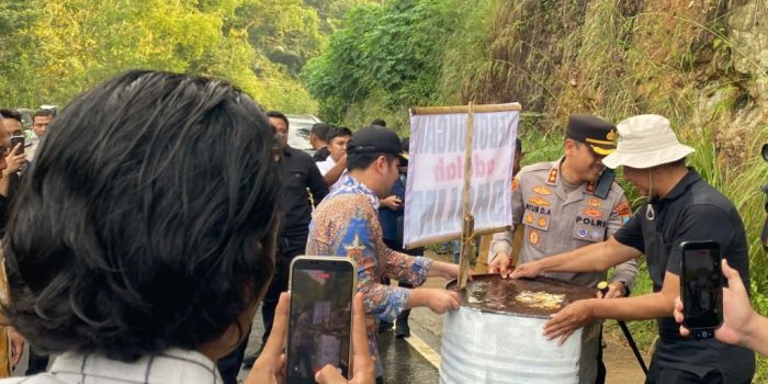 Wakil Gubernur Jawa Timur Emil Dardak dan Kapolres Pacitan AKBP Ayub memindahkan drum barikade dari tengah jalan provinsi di Tegalombo.