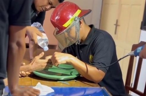 Evakuasi-Cincin-Macet-Damkar-Pacitan Petugas Damkar Pacitan memotong cincin macet di jari lansia menggunakan gerinda mini didampingi tim PSC 119.