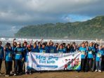 Peserta fun walk May Day 2026 BPJS Ketenagakerjaan Pacitan berjalan menyusuri Pantai Parai Teleng Ria bersama perwakilan perusahaan dan Pemkab Pacitan.