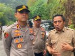 Kapolres Pacitan bersama Kades Ngreco Susilo Hadi mengecek lokasi sengketa lahan jalan provinsi Pacitan yang diblokade warga di Dusun Gamping.