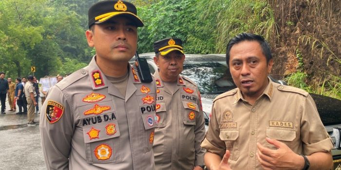 Kapolres Pacitan bersama Kades Ngreco Susilo Hadi mengecek lokasi sengketa lahan jalan provinsi Pacitan yang diblokade warga di Dusun Gamping.