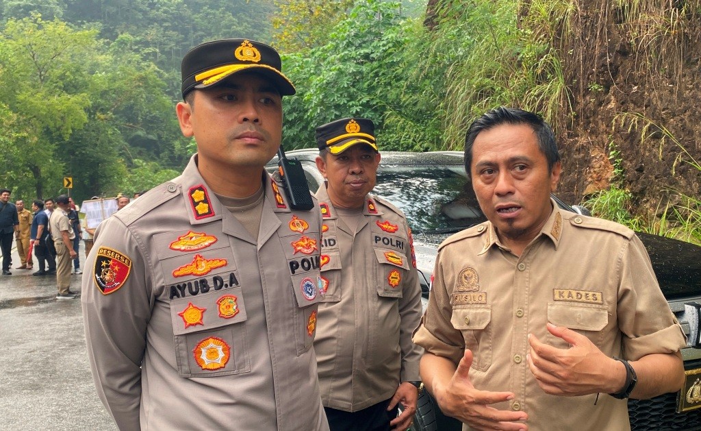 Kapolres Pacitan bersama Kades Ngreco Susilo Hadi mengecek lokasi sengketa lahan jalan provinsi Pacitan yang diblokade warga di Dusun Gamping.