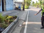 Kecelakaan Tunggal Pelajar Madiun di Pacitan. Petugas Satlantas Polres Pacitan menunjukkan lokasi pasti kecelakaan tunggal maut yang melibatkan sepeda motor pelajar di depan SPBU Nanggungan, Pacitan. Polisi menunjuk ke area taman yang rusak.