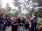 Warga saling lempar kelapa muda dalam puncak tradisi Ceprotan di Desa Sekar Pacitan.