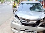 Kondisi bodi depan mobil Toyota Avanza W 1192 QU yang ringsek setelah mengalami kecelakaan di Arjosari Pacitan.