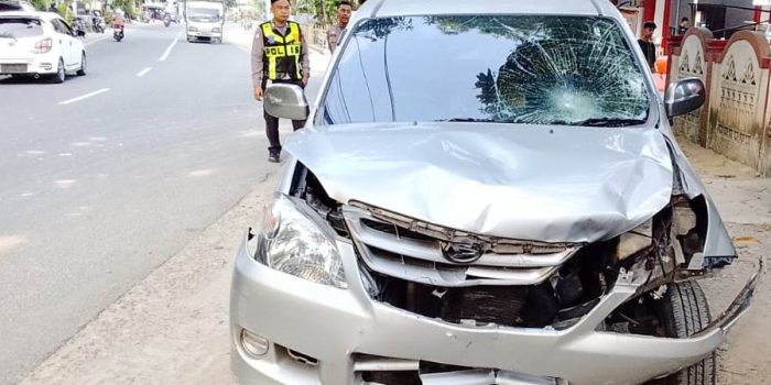 Kondisi bodi depan mobil Toyota Avanza W 1192 QU yang ringsek setelah mengalami kecelakaan di Arjosari Pacitan.