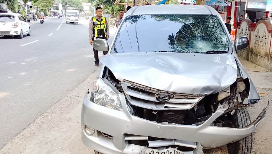 Kondisi bodi depan mobil Toyota Avanza W 1192 QU yang ringsek setelah mengalami kecelakaan di Arjosari Pacitan.