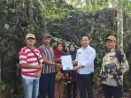 Ketua DPRD Pacitan Arif Setia Budi berdialog dengan pihak pemilik lahan sengketa di kawasan wisata Goa Gong.