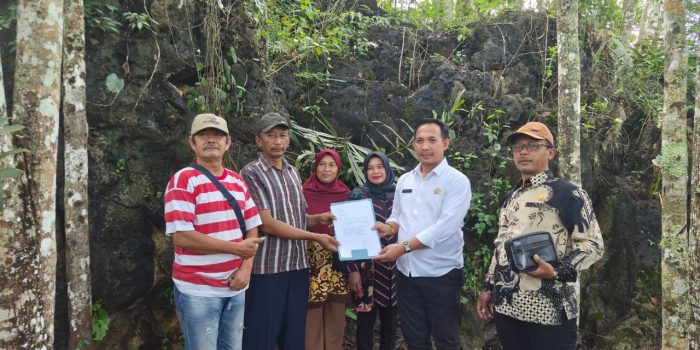 Ketua DPRD Pacitan Arif Setia Budi berdialog dengan pihak pemilik lahan sengketa di kawasan wisata Goa Gong.